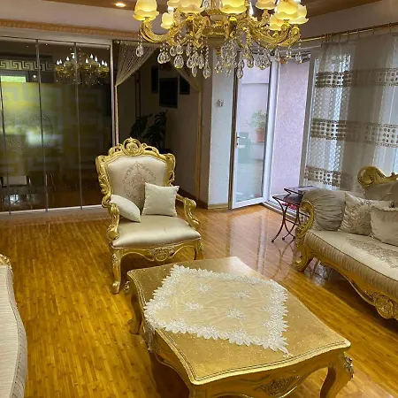 Golden House Хостел Скопье