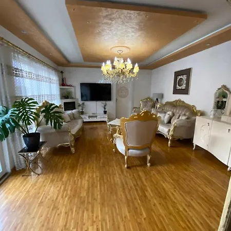 Golden House Хостел