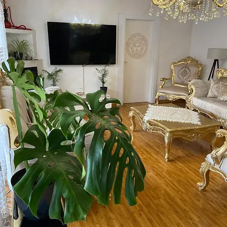 Golden House Хостел *