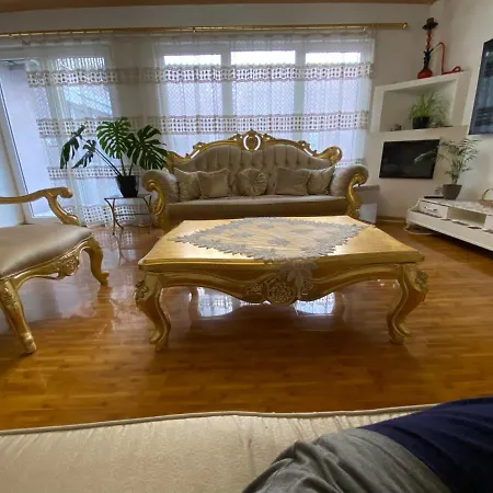 Хостел Golden House *
